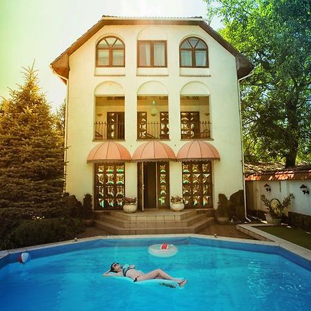 Eduard Hotel Uzjhorod Exteriör bild