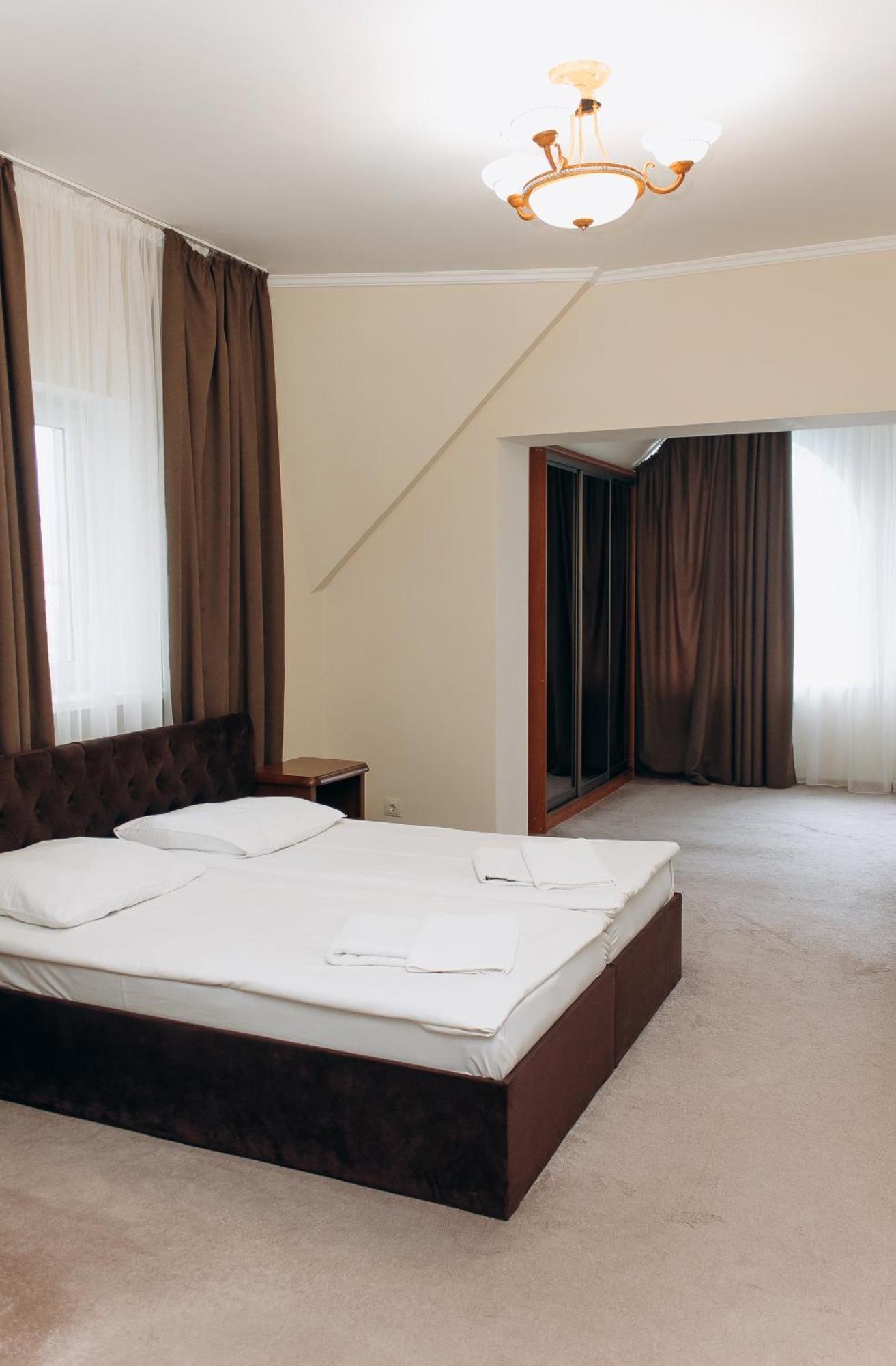 Eduard Hotel Uzjhorod Exteriör bild