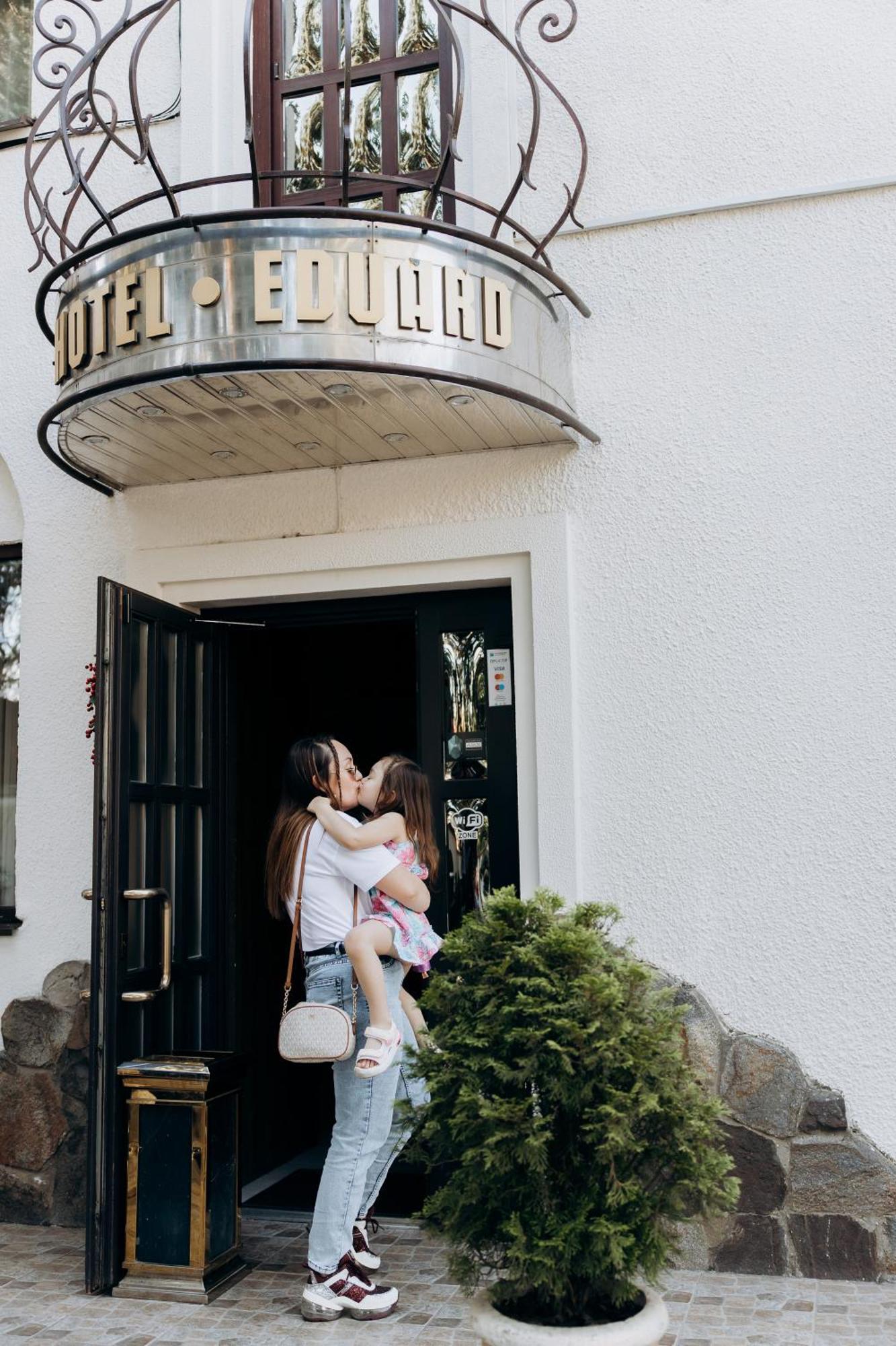 Eduard Hotel Uzjhorod Exteriör bild