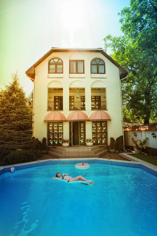 Eduard Hotel Uzjhorod Exteriör bild